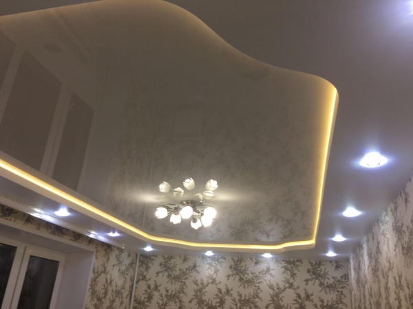 Матовый бесшовный натяжной потолок в зал 21 м²