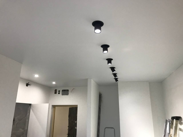 Матовый потолок с трековыми светильниками