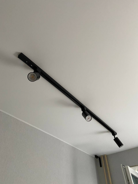 Пример тканевого натяжного потолка с трековыми светильниками