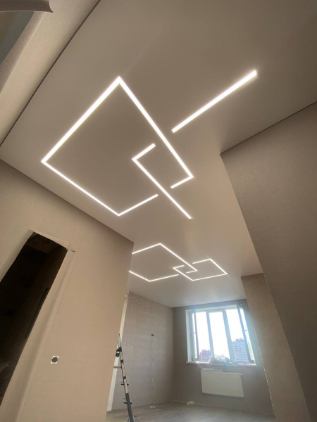 Матовый натяжной потолок со световыми линиями