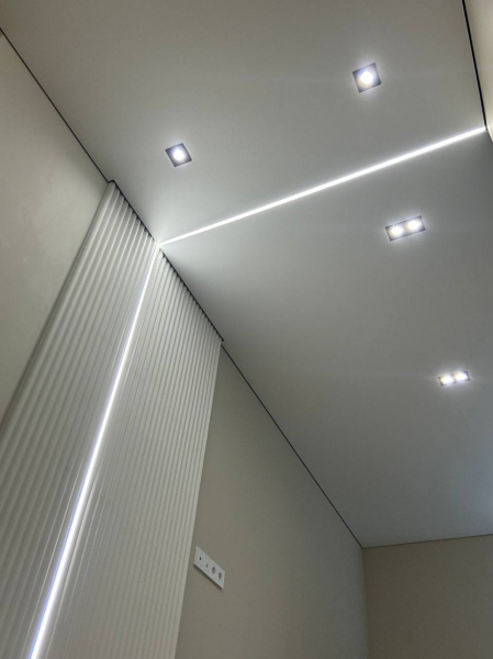 Белый с точечными светильниками