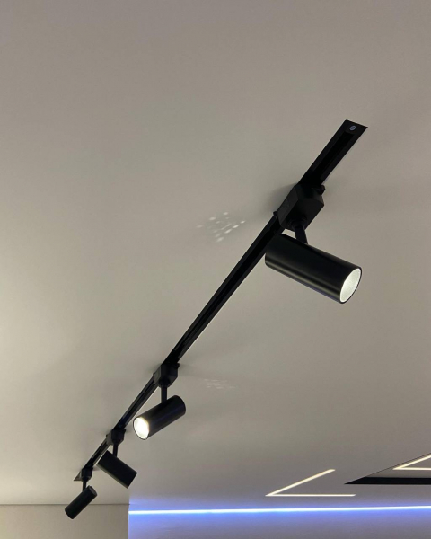 Фото сатинового натяжного потолка с трековыми светильниками