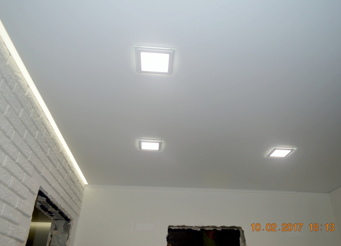 Пример потолка для ванной 4 м² с подсветкой