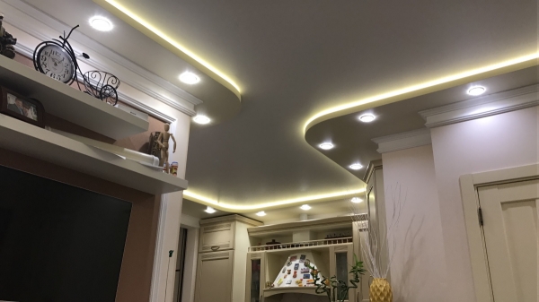 Стоимость сатинового потолка в кухне 12 м²