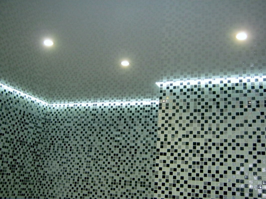 Пример потолка ниша под карниз с подсветкой 15м2