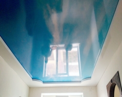 Пример цветного потолка для гостиной 18 м²