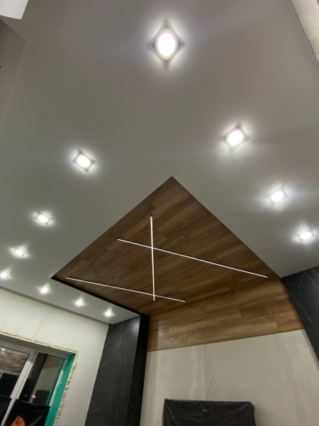 Дизайн матового натяжного потолка в гостиную