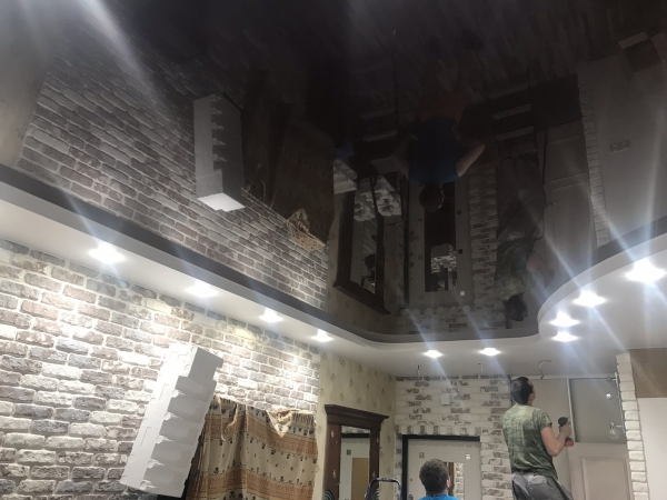 Пример натяжного потолка в коридор 4м² световые линии