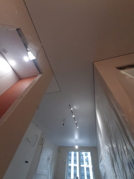 Стоимость сатинового потолка в кухне 12 м²