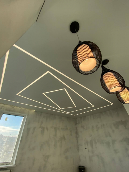 Пример тканевого натяжного потолка со световыми линиями