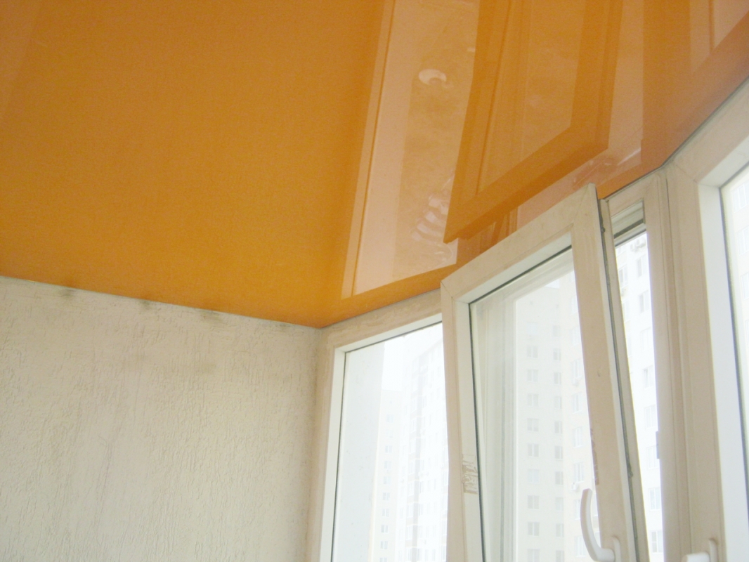 Пример цветного потолка для гостиной 18 м²