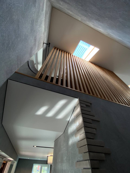 Матовый натяжной потолок со световым окном