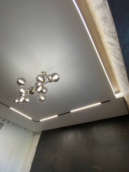 Фото сатинового натяжного потолка с технологией SLOTT