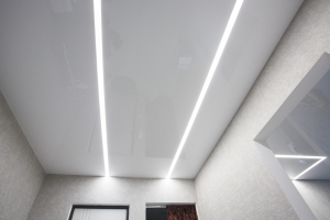 Пример натяжного потолка в коридор 4м² световые линии