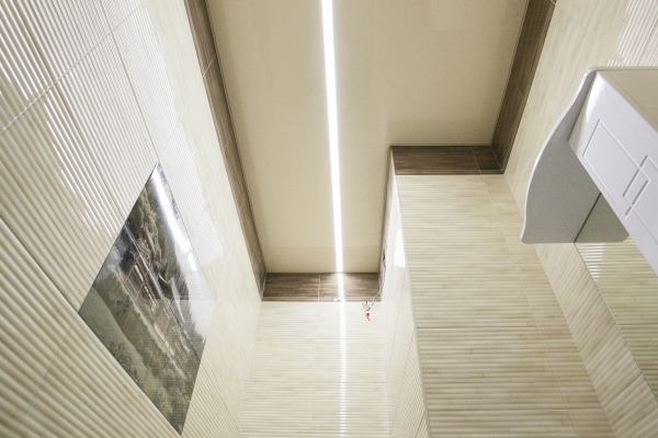 Глянцевые натяжные потолки